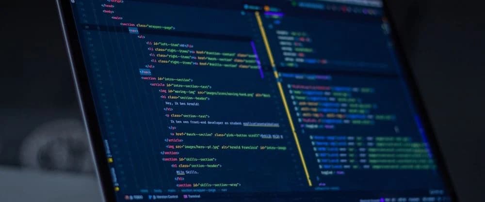 Spektrum zwischen Code-First und No-Code mit Visual-First als Brücke in der Mitte