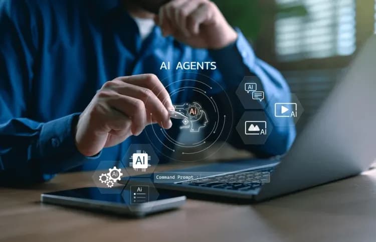 Mensch interagiert mit KI-Agent-Oberfläche am Laptop